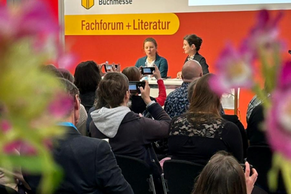 Zwei Frauen bei einem Vortrag im Fachforum der Leipziger Buchmesse 2024.