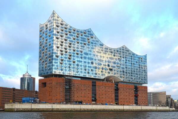 Hamburger Elbphilharmonie bei Tageslicht und blauem Himmel.