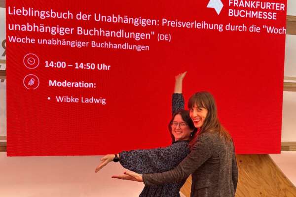 Zwei Frauen bei der Preisverleihung des Lieblingsbuch der Unabhängigen während der Frankfurter Buchmesse 2024.