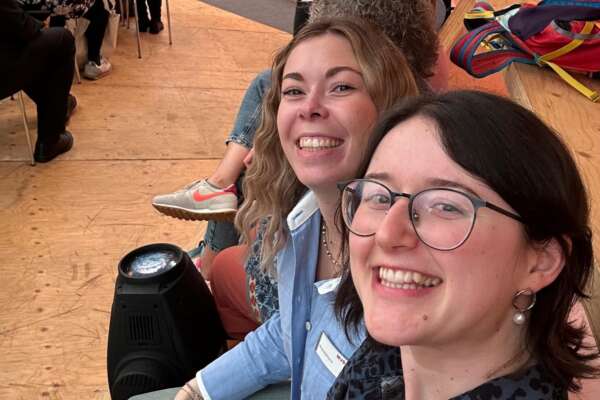 Selfie von zwei jungen Frauen bei der Preisverleihung des Lieblingsbuch der Unabhängigen auf der Frankfurter Buchmesse 2024.