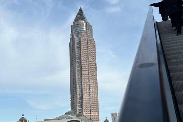 Blick von der Außenrolltreppe des Frankfurter Messegeländes auf den Messeturm.