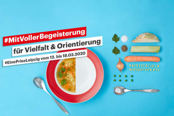 Suppe mit Zutaten und Besteck neben dem Titel #MitVollerBegeisterung für Vielfalt und Orientierung. Ein Prise Leipzig vom 12. bis 18.03.2020.