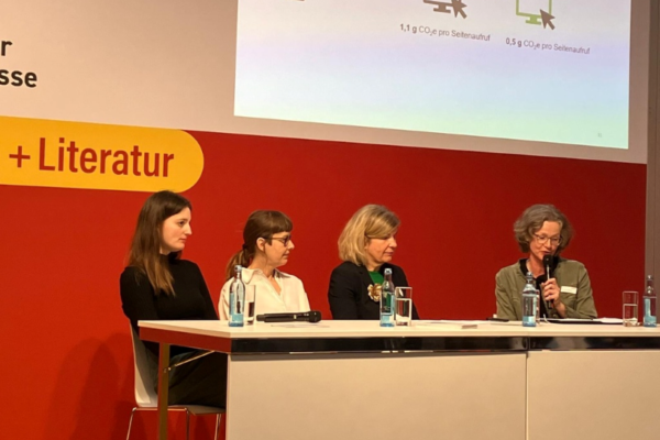 Monica Wellmann präsentiert den Nachhaltigkeitsbericht von ORCA auf der Leipziger Buchmesse 2024.