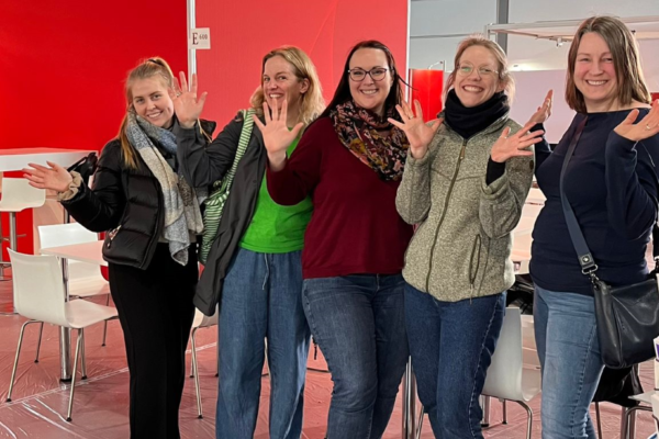 Fünf Frauen freuen sich über den Start der Leipziger Buchmesse und den erfolgreichen Aufbau.