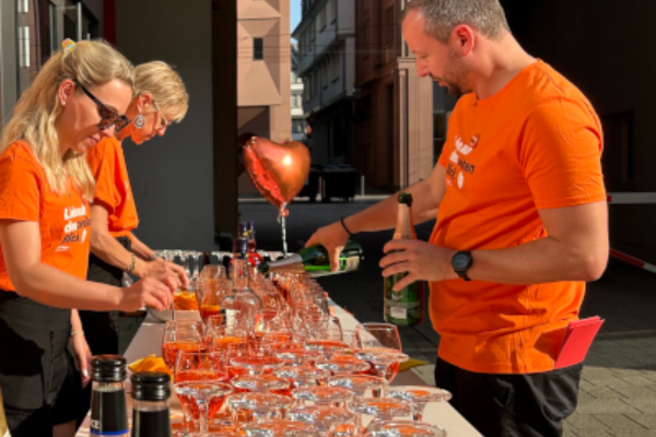 Team Digital beim Ausschank von Aperol Spritz beim Hoffest.