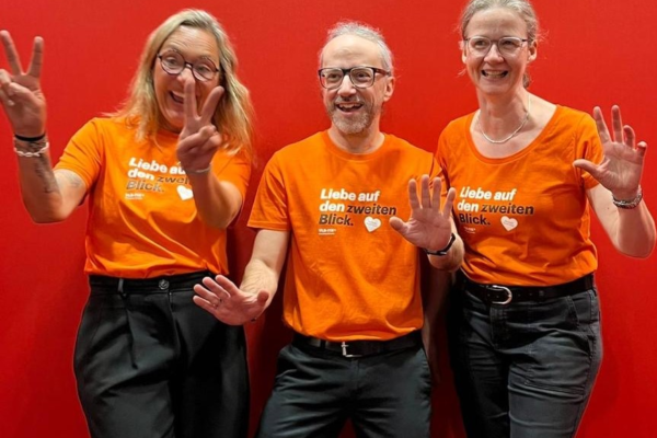 Sonja Oberndorfer, Markus Fertig und Monica Wellmann in orangenen VLB-TIX-T-Shirts.