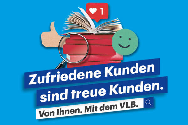 Zufriedene Kunden sind treue Kunden unter einem Stapel Bücher mit einer Lupe, einem Smiley, einem Daumen hoch und einem Like.