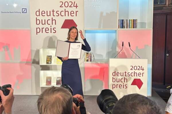 20241022 FBM Siegerin des Deutschen Buchpreis auf Buehne Copyright Markus Fertig