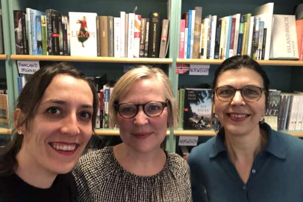 Selfie von drei lachenden Frauen vor einem Bücherregal in der Buchhandlung Pankebuch.