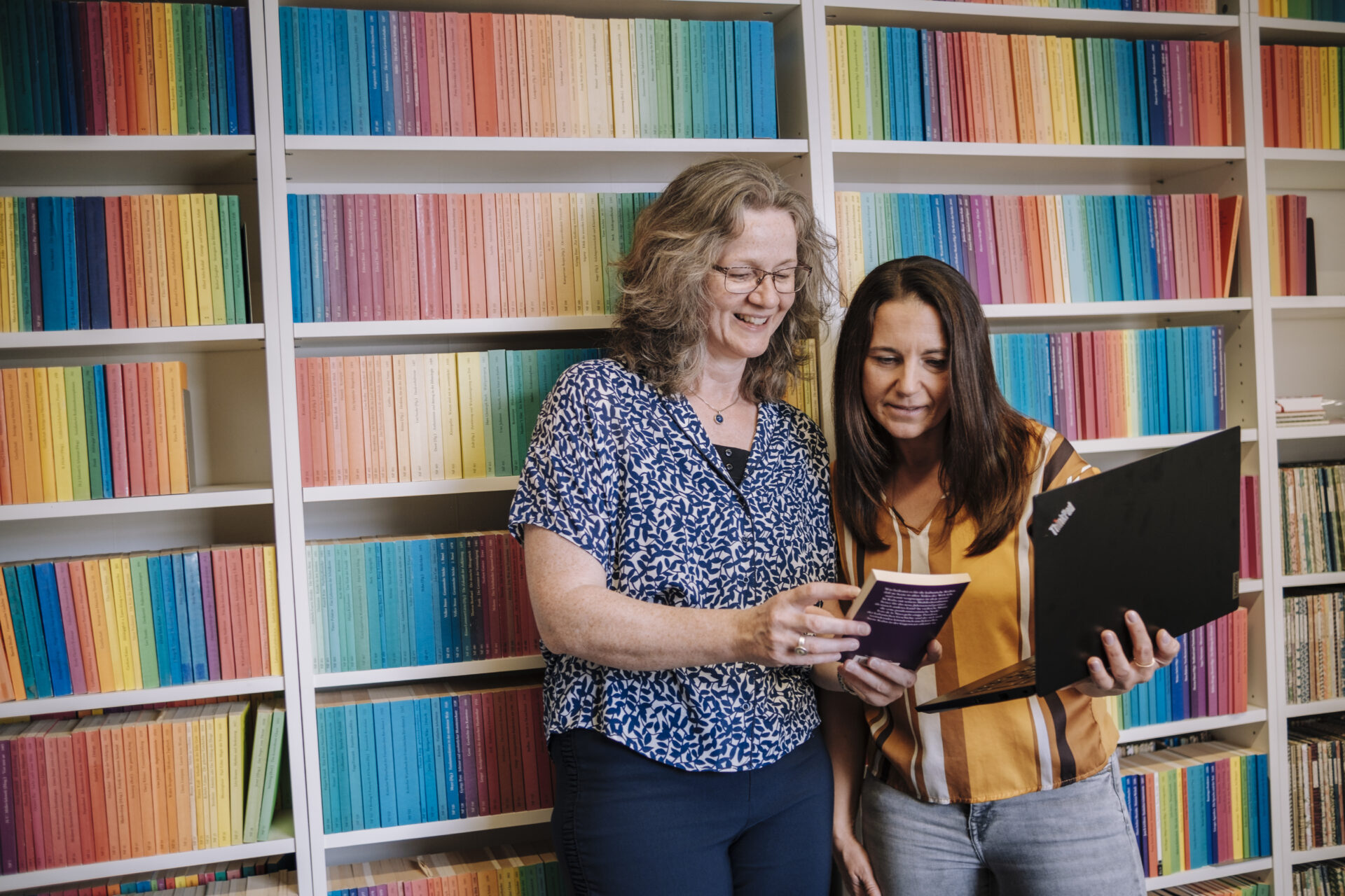 20240813_Bunte Bücherwand_Monica Wellmann und Kirsten Blessing_Copyright Stefan Höning